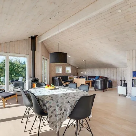 3 Bedroom Cozy In Hojslev Holiday home