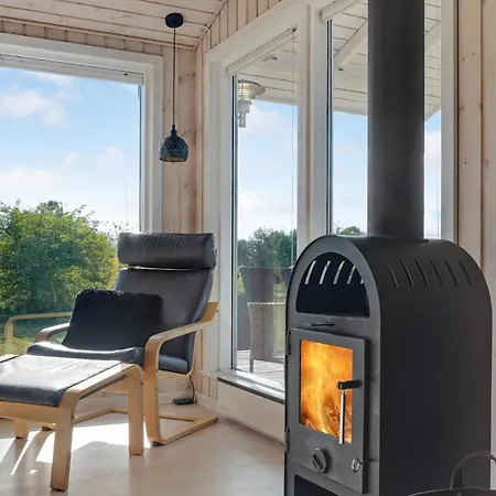 3 Bedroom Cozy In Hojslev Holiday home Bostrup